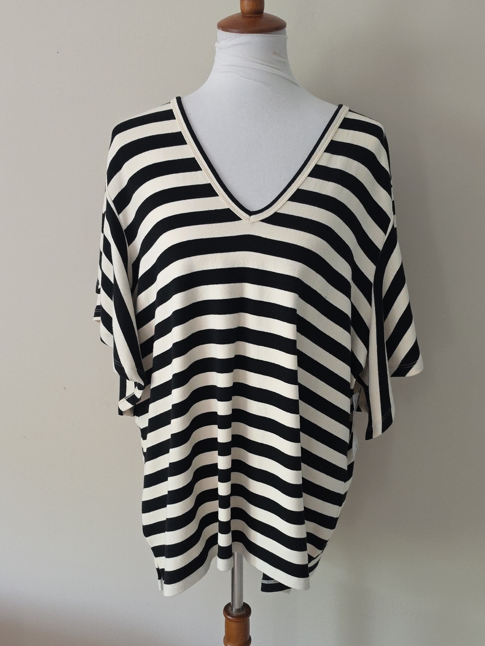 Karen Kane Women's Black & White Striped V-Neck Top Brand New
